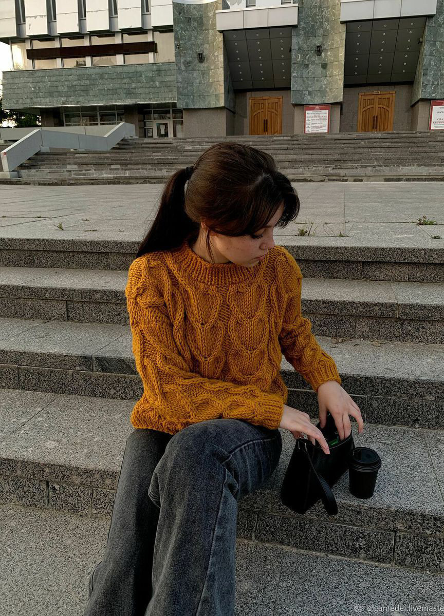 Женский пуловер вязаный спицами в цвете горчица в наличии – купить в  интернет-магазине HobbyPortal.ru с доставкой
